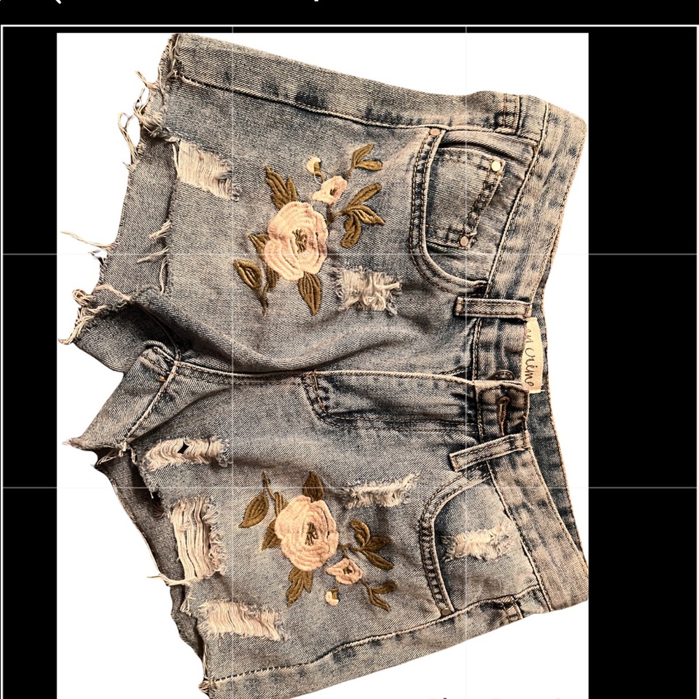 En creme small denim shorts